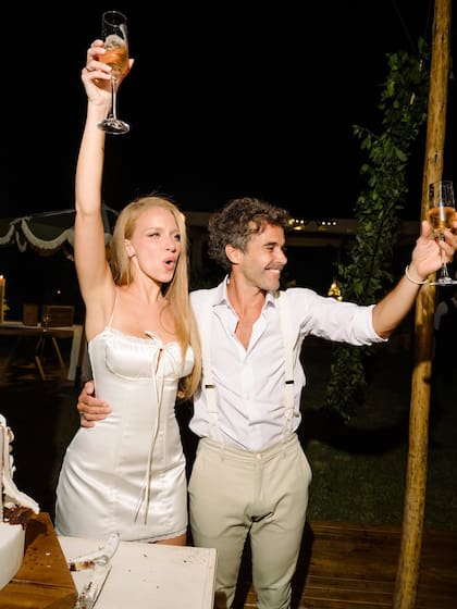 El brindis de los recién casados junto a sus seres queridos
Fotos: @mauriciogaray_