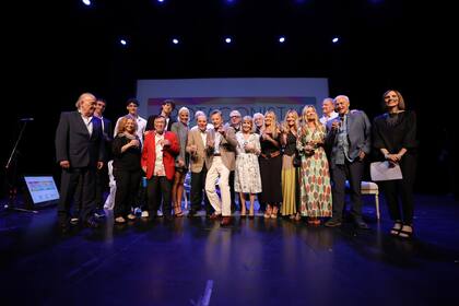 El brindis final. Palito rodeado por el amor su familia y amigos.