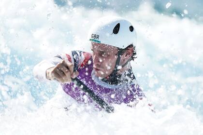 El británico Adam Burgess practica en el Centro Kanoi de Slalom de Canoa.