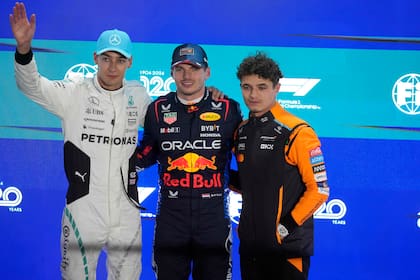 El británico George Russell, junto al neerlandés Max Verstappen de Red Bull y Lando Norris