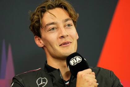 El británico George Russell, piloto de Mercedes y presidente de la GPDA, descontento y asombrado con las decisiones que tomó la Federación Internacional del Automóvil