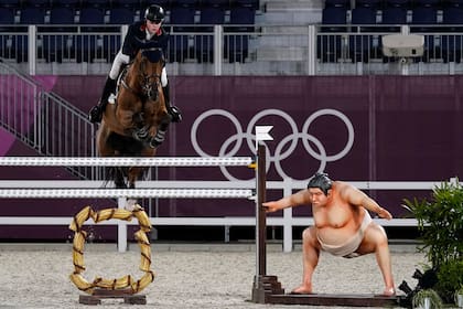 El británico Harry Charles, compite en la eliminatoria de salto ecuestre individual