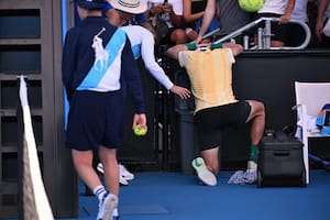 El calor derrite a los tenistas: apuró a su rival para saludarlo porque tenía que vomitar
