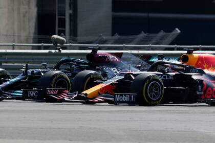El británico Lewis Hamilton, izquierda, de Mercedes, y el holandés Max Verstappen, de Red Bull, en la curva donde colisionaron en el Gran Premio Británico de la Fórmula 1.