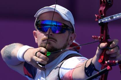 El británico Patrick Huston, lanza la flecha durante la competencia por equipos mixtos en los Juegos Olímpicos de Verano de 2020, el sábado 24 de julio de 2021, en Tokio, Japón.