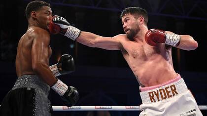 El británico Ryder, campeón interino de la Organización Mundial de boxeo, va totalmente de punto ante Álvarez.