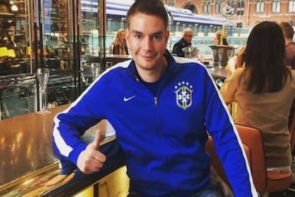 El británico Simon Edwards descubrió que su padre biológico es el popular comentarista de boxeo Bob Sheridan