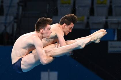 Thomas Daley y Matty Lee en acción, durante la prueba en la que ganaron la medalla dorada