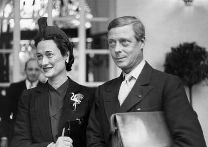 El broche "Flamenco" (1940), que la duquesa de Windsor, Wallis Simpson, luce en la foto inferior junto a su marido,
el nunca coronado Eduardo VIII
