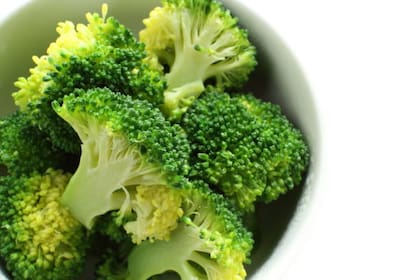 El brócoli es rico en fibra, hierro, ácido fólico y vitaminas A y C