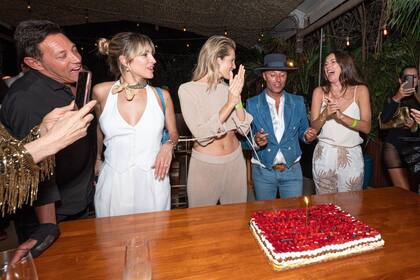 El broker Jordan Belfort, la modelo y actriz cordobesa Cristina Invernizzi, Liz Solari y Deborah de Corral acompañaron a Gaby en el momento de la torta.