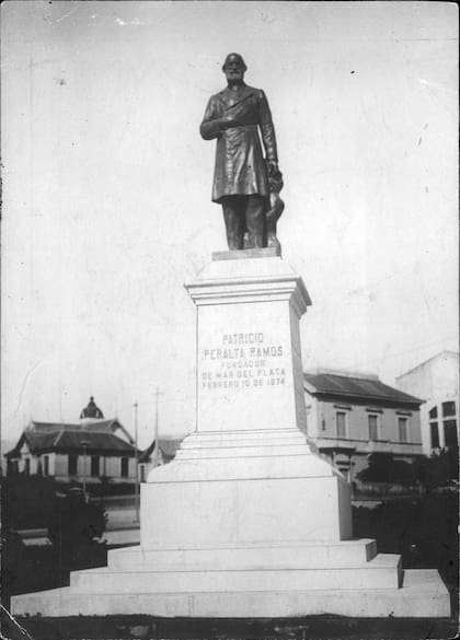 El bronce de Patricio Peralta Ramos fue hecho por Héctor Rocha, discípulo de Torcuato Tasso.