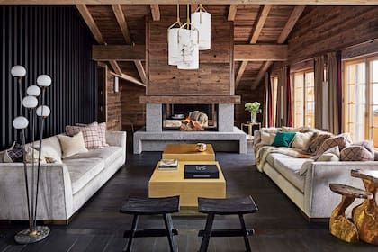 Los destellos sutiles del bronce están en todos lados. Mesas bajas cuadradas en bronce pulido (Humbert Poyet). En primera plano, a la derecha, mesas de madera y bronce martelinado del escultor francés Philippe Hiquily.