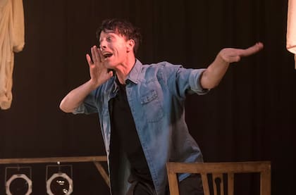 "El brote" nació en el off, y fue tal su éxito que llegó al Teatro Maipo.