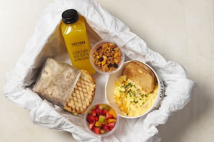 El Brunch Box de Tostado viene con el tostado de la casa, huevo revuelto, yogur, vaso de frutas y bebida