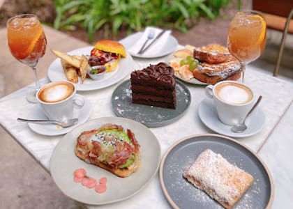 El brunch de Charqui puede disfrutarse en un jardín interno súper silencioso y verde.