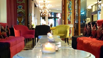 El brunch se sirve en Zorzal, el restaurante principal del hotel, con ambientación al estilo tanguero.