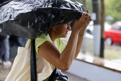 El brusco cambio que dejó la tormenta: en una hora cayó más de ocho grados la temperatura en la ciudad y miles de usuarios quedaron sin luz