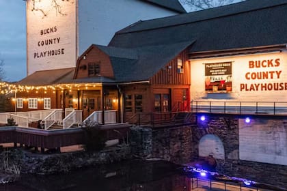 El Bucks County Playhouse, por ejemplo, fue un escenario de producciones teatrales destacadas y sigue siendo un referente en la región (visitbuckscounty)