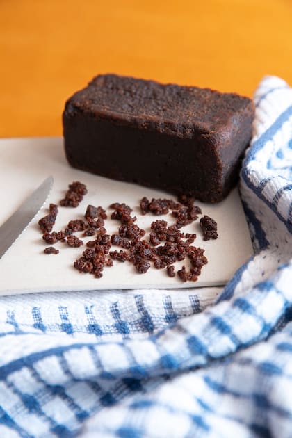 El budín de banana y cacao hecho en el microondas es una variedad saludable para saciar la tentación