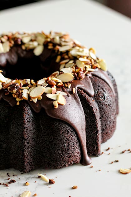 El budín de chocolate y miel es una rica opción para comer después del brindis