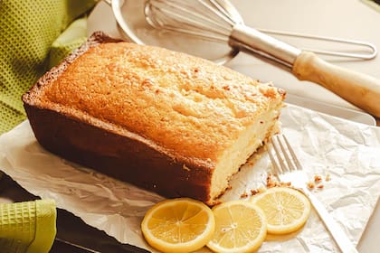 El budín de limón solo requiere de cinco ingredientes y en 35 minutos está listo para comerse