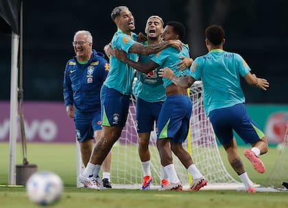 El buen ánimo reflejado en uno de los últimos entrenamientos de la selección de Brasil antes del debut en la Copa América 2024; Dorival Júnior, el DT, también tentado