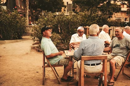 El buen estilo de vida para las personas mayores incluye dormir bien y hacer ejercicio regularmente