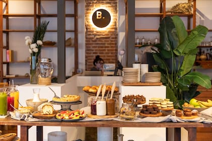 El buffet de desayuno incluye pastelería artesanal, como galletas de chocolate blanco y yerba mate o alfajorcitos de algarroba y crema moka, jugos naturales y yogur casero.