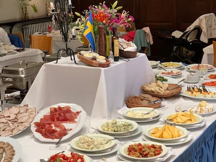 El buffet rescata recetas típicas de las abuelas suecas, como el salmón y lachas marinados y las kottbullar, albóndigas suecas bastante condimentadas.