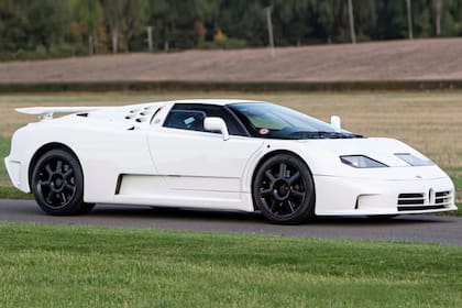 El Bugatti EB110 SS, con su motor V12 de 3.5 litros con cuatro turbocompresores, permite disfrutar de 611 CV
