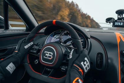 El Bugatti Mistral sobre la pista de Papenburg en Alemania