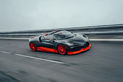 El Bugatti Mistral sobre la pista de Papenburg en Alemania