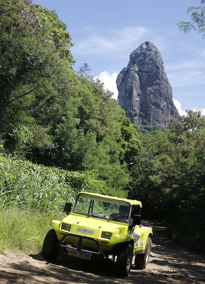 El buggy es el vehículo oficial de la isla y el Morro do Pico (detrás) es el punto más alto de Noronha