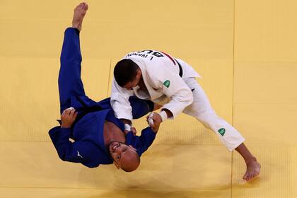 El búlgaro Ivaylo Ivanov (blanco) y el argentino Emmanuel Lucenti compiten en la ronda eliminatoria masculina de judo de -81 kg durante los Juegos Olímpicos de Tokio 2020 en el Nippon Budokan en Tokio el 27 de julio de 2021