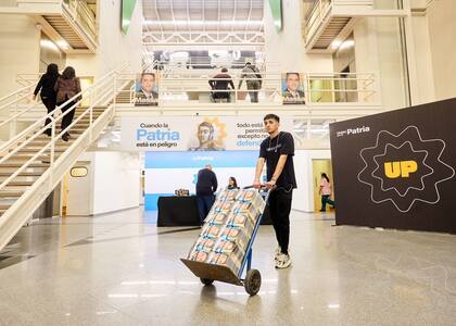 El bunker de Unión por la Patria concentra toda la organización