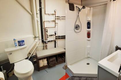 El bunker tiene un baño en su interior con todas las comodidades