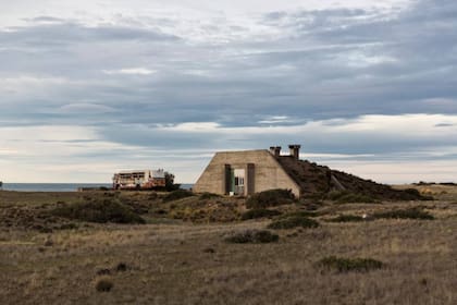 El búnker y El Ñandú, dos de los atractivos de El Cabo Refugio, en Cabo Raso, Chubut