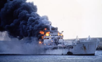 El buque auxiliar Sir Galahad presa del fuego se consume luego de haber sido alcanzado por las bombas del Primer Teniente Carlos Cachón. (Cortesía Comodoro (RE) VGM Daniel Eduardo Gálvez).