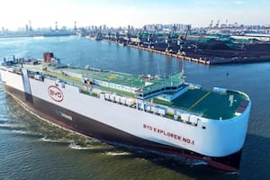El buque BYD Changzhou opera en el puerto de Zárate con capacidad para miles de vehículos y un sistema de propulsión de bajas emisiones