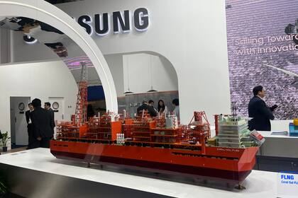 El buque de licuefacción Coral FLNG, que Samsung fabricó para la italiana Eni; tiene una capacidad de 3,4 MTPA y está emplazado en Mozambique