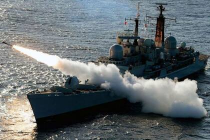 El buque destructor HMS Edinburgh fue enviado a Malvinas y cumplirá tareas hasta marzo