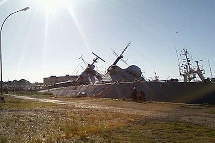 El buque empezó a hundirse ayer en Puerto Belgrano