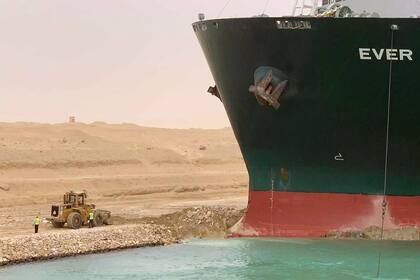 El buque encallado en el Canal de Suez