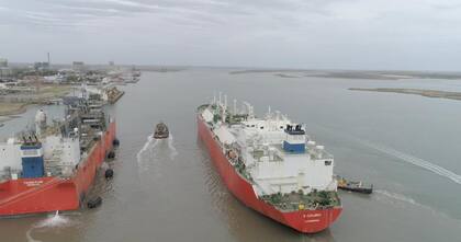 El buque Excalubir zarpó hoy de Bahía Blanca y llegará al puerto de San Salvador de Bahía en dos semanas