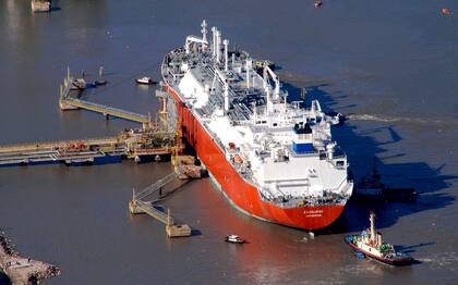El buque Excelsior, en el puerto de Bahía Blanca, fue uno de los grandes protagonistas de la importación de gas natural licuado (GNL)