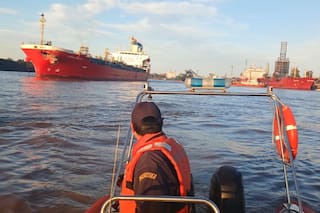 Un buque cargado de químicos chocó a un petrolero y a un barco con asfalto en el río Paraná