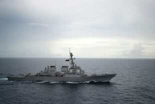 El buque guerra estadounidense, Decatur, cerca de las islas reclamadas por Pekín, en el disputado Mar de China Meridional