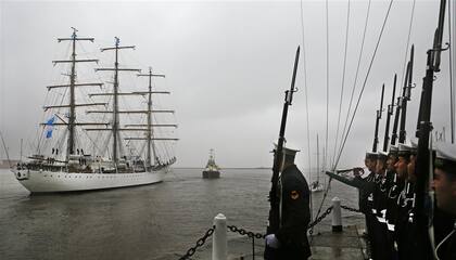 El buque insignia de la Armada volvió a navegar ayer rumbo a Europa