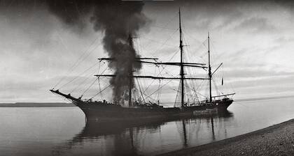 El buque Marjory Glen incendiado el 15 de septiembre de 1911 que desemboco en su destruccion. ( Fotografia Jean de Liniers).